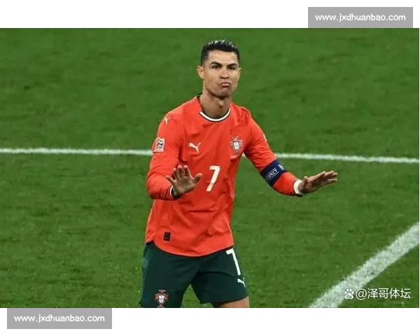 C 罗父子肌肉同框！迷你罗身高 1 米 85 逼近父亲，基因传承引发足坛热议